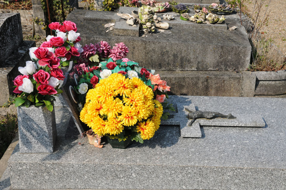Fleurs sur marbrerie funéraire